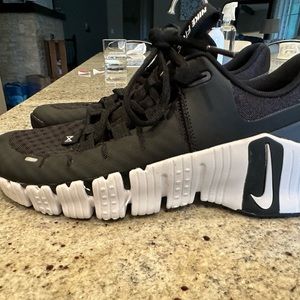 Nwt tags Nike Metcon 5 size 8 women’s tennis shoe.